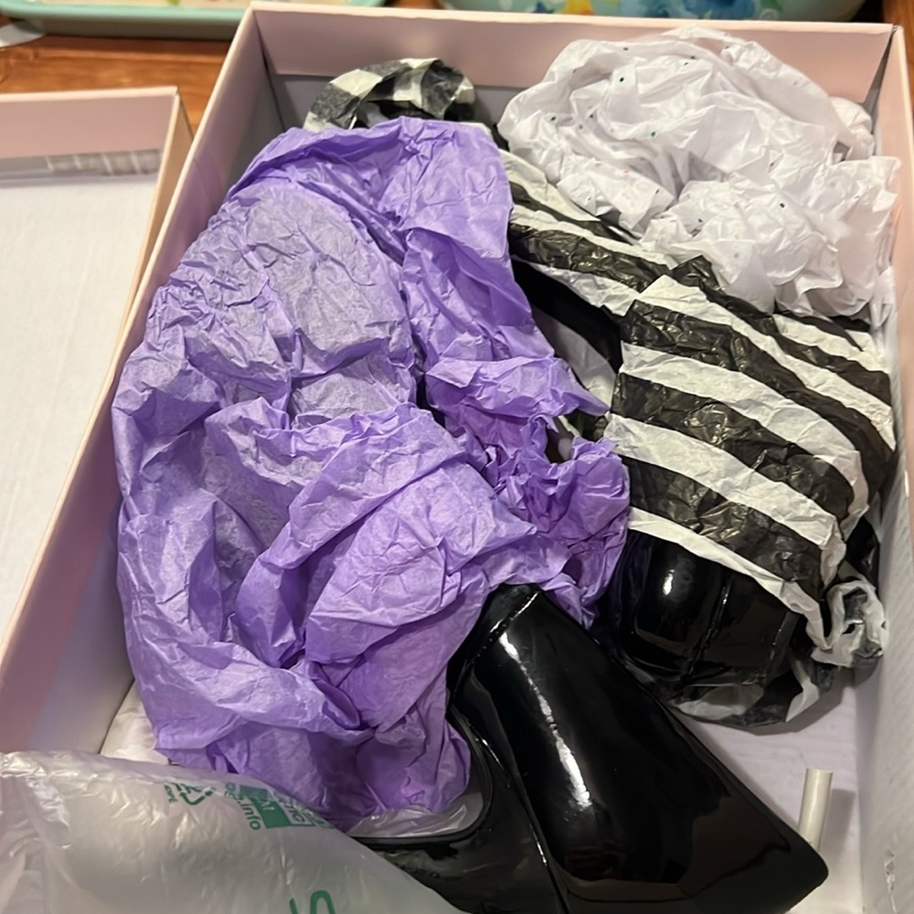 Chinese Laundry 👠 - Picture 2 of 5